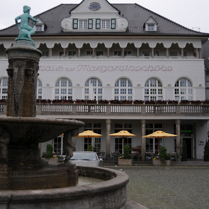 DSC_8969 Als Wahrzeichen der Siedlung gilt das die untere Schmalseite des Kleinen Marktes begrenzende Gasthaus 