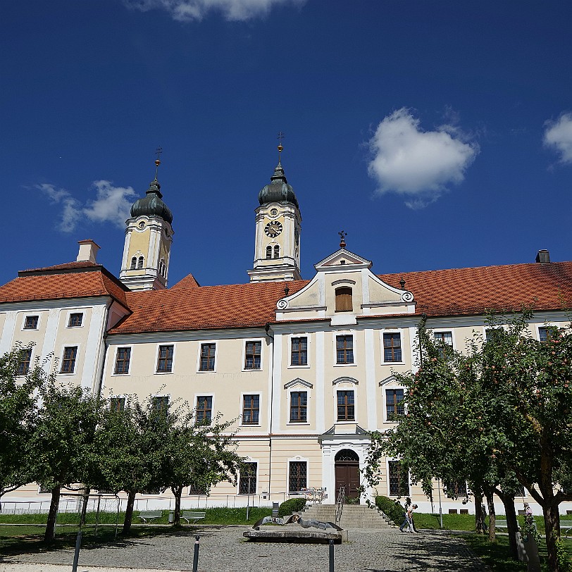 DSC02795 Kloster Roggenburg Nach zehnjähriger Zeit des Planens, Renovierens, Restaurierens und Sanierens im Inneren wie im Äußeren wurde der Klosteranlage 2015 bei...