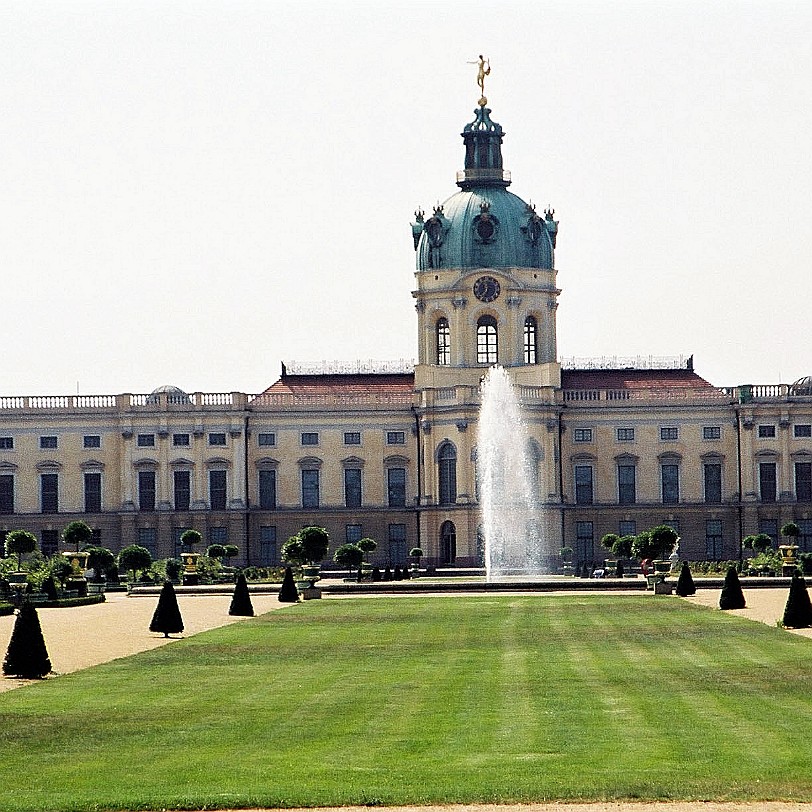 Berlin [002] Berlin, Schloss Charlottenburg Das Schloss wird zunächst unter dem Namen Lietzenburg zwischen 1695 und 1699 von dem Architekten Johann Arnold Nering im Auftrag...