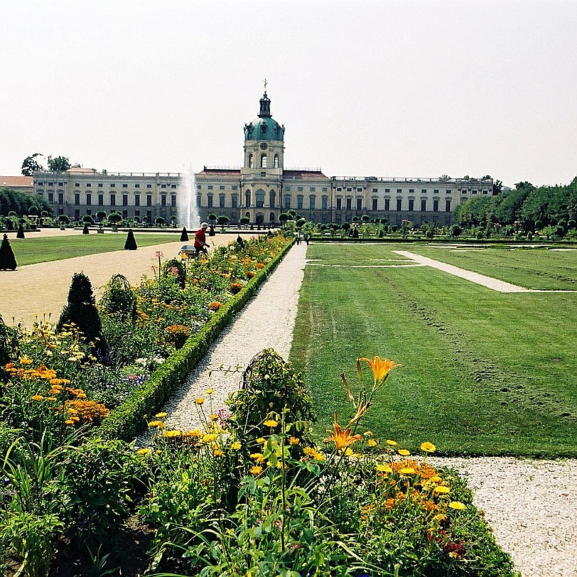 Berlin [003] Berlin, Schloss Charlottenburg Nach dem Tode Friedrichs I. im Jahr 1713 führte das Schloss Charlottenburg unter dessen Nachfolger Friedrich Wilhelm I. ein...