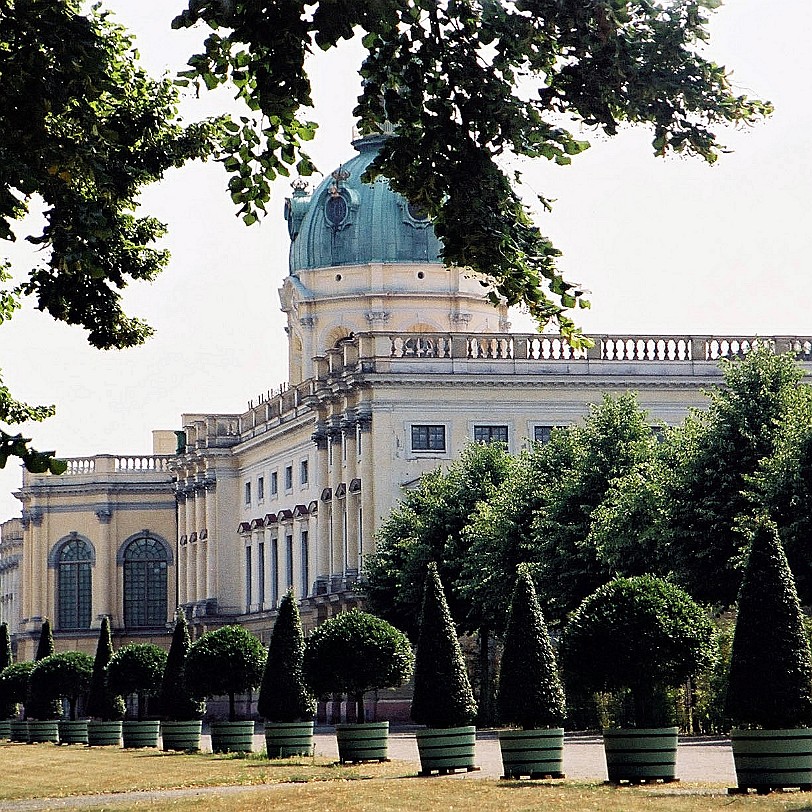 Berlin [004] Berlin, Schloss Charlottenburg Sofort nach dem Tode Friedrich Wilhelms im Jahr 1740 machte der neue König Friedrich II. (später Der Große bzw. Alter Fritz...