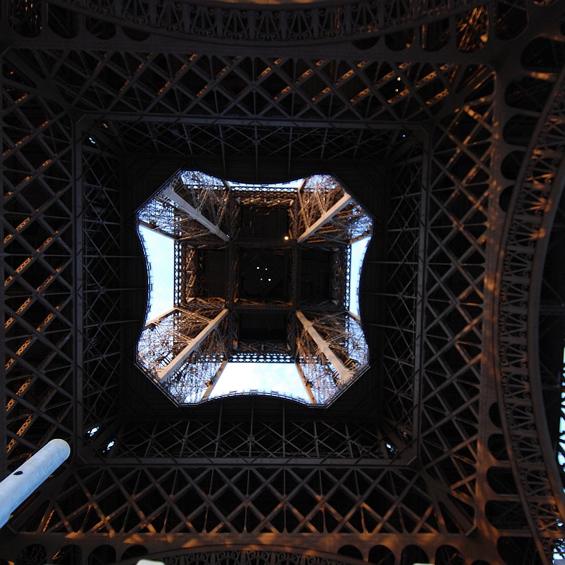 DSC_3758 Frankreich, Paris, Eiffelturm Ursprünglich hatte Eiffel nur die Genehmigung, den Turm für zwanzig Jahre stehen zu lassen. Er sollte also 1909 wieder abgerissen...