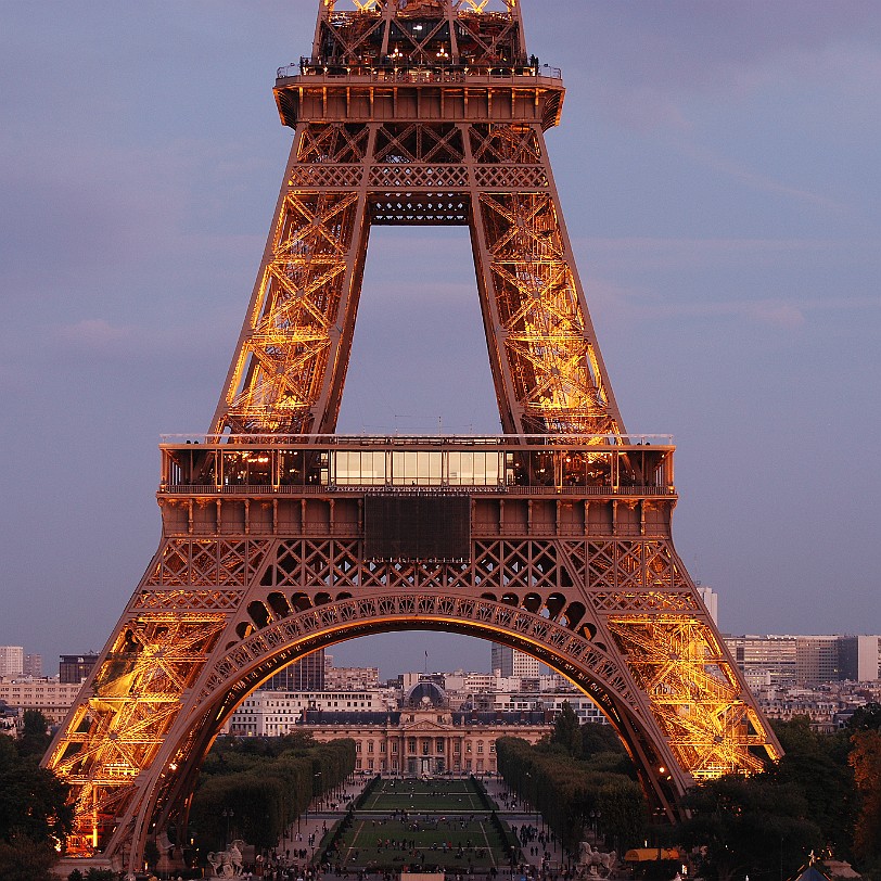 DSC_3792 Frankreich, Paris, Eiffelturm Nachts wird der Eiffelturm in Gänze sowohl von innen, als auch außen angestrahlt. Als ständige Einrichtung leuchtet allnächtlich...
