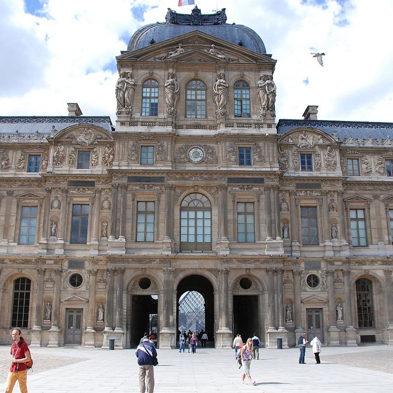 DSC_4068 Frankreich, Paris, Louvre Der Louvre war über Jahrhunderte hinweg eine Großbaustelle. Fast jeder Herrscher, König und Kaiser hat den Louvre umgebaut, erweitert...
