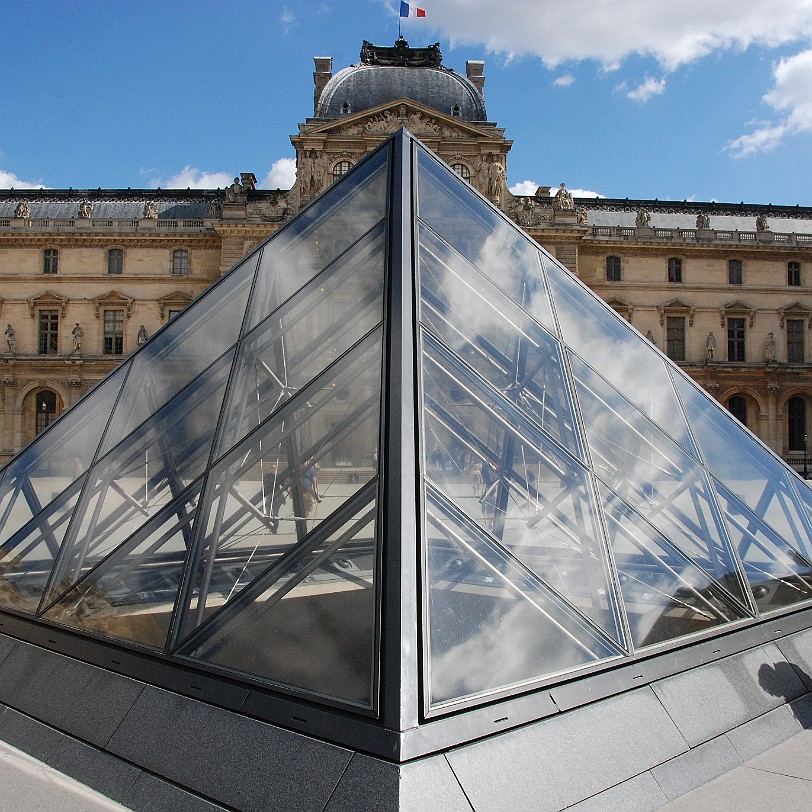 DSC_4077 Frankreich, Paris, Louvre Im Jahr 1989 baut der Architekt Ieoh Ming Pei, der unter anderem auch für das MIHO-Museum in Japan verantwortlich ist, eine...