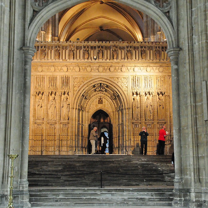DSC_7816 Die Kathedrale von Canterbury ist in Form eines erzbischöflichen Doppelkreuzes erbaut und hat von Ost nach West eine Länge von 160 Metern sowie in ihren zwei...