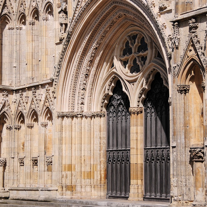 DSC_8260 Das York Minster (Münster) ist die größte mittelalterliche Kirche in England. Nach einer Bauzeit von 250 Jahren wurde es im Jahre 1472 fertiggestellt. Bis heute...