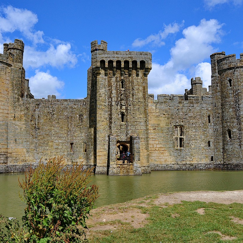 DSC_9884 Der aus einer alten Sussexer Familie stammende Sir Edward Dalyngrigge, der für Edward III. in Frankreich gekämpft hatte, war durch seine Heirat mit Elizabeth,...