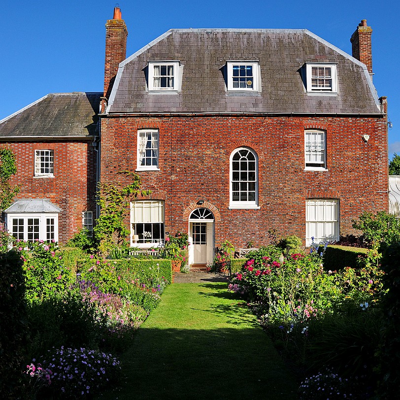 DSC_0043 Hailsham, Hailsham Grange, East Sussex, Bed & Breakfast The main house was built 1701  1705 for the Rev. Thomas Hooper as a vicarage for the adjacent church....
