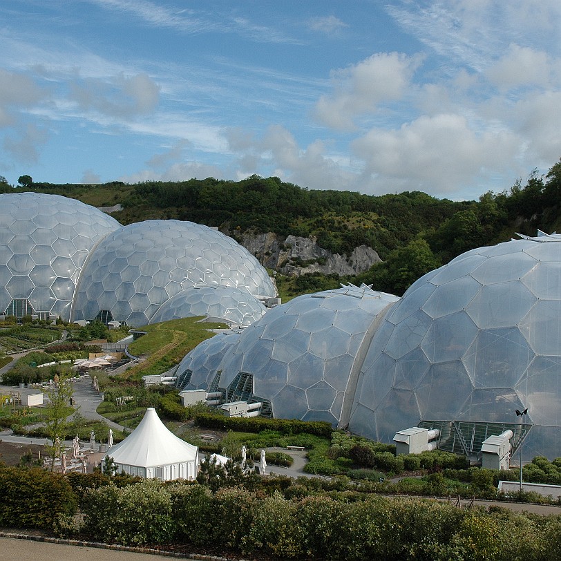 [D-0824] Das Eden Project entstand nach einer Idee des englische Archäologen und Gartenliebhabers Tim Smit in einer stillgelegten Kaolingrube nahe St Austell. Von der...