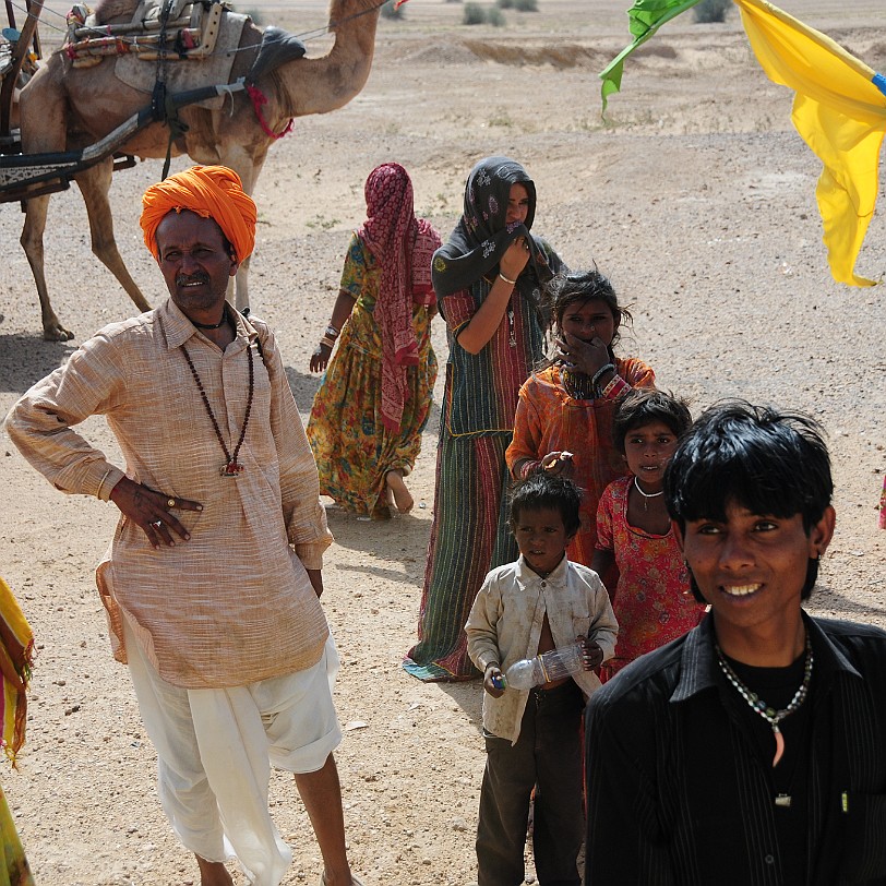 DSC_2097 Von Bikaner nach Jaisalmer. Eine Pilgergruppe in der Wüste Thar.