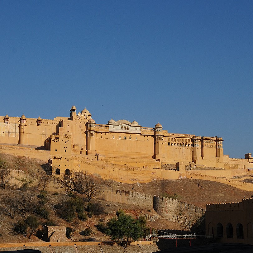 DSC_3253 Amber liegt im indischen Bundesstaat Rajasthan. Ehemals ein eigenständiger Ort, gehört es heute zur Stadt Jaipur. Amber hat ca. 25.000 Einwohner. Die...