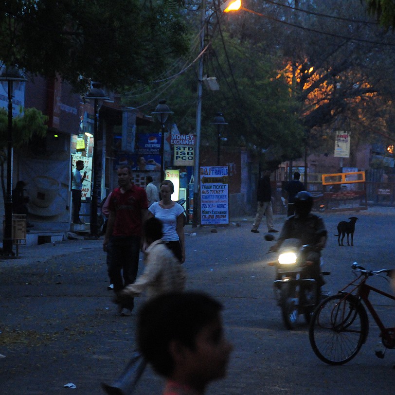 DSC_3682 Agra: Aufstehen um 5 Uhr in der Nacht. Das Taj Mahal soll zu dieser Zeit noch nicht überfüllt sein.