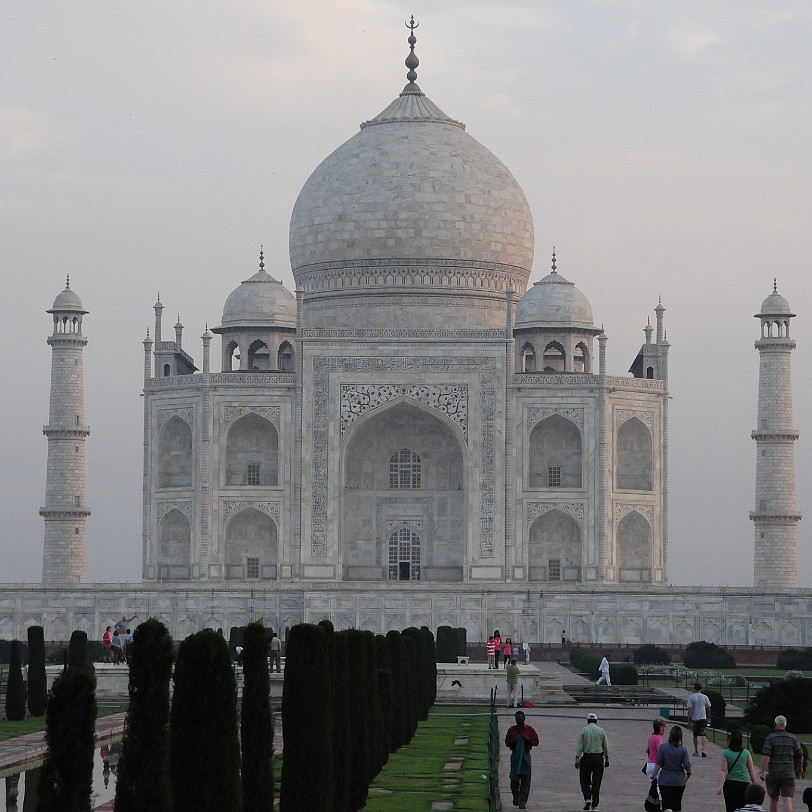 DSC_3690 Der Bau des Taj Mahal wurde kurz nach dem Tod Mumtaz Mahals im Jahr 1631 begonnen und bis 1648 fertiggestellt. Beteiligt waren über 20.000 Handwerker aus ganz...