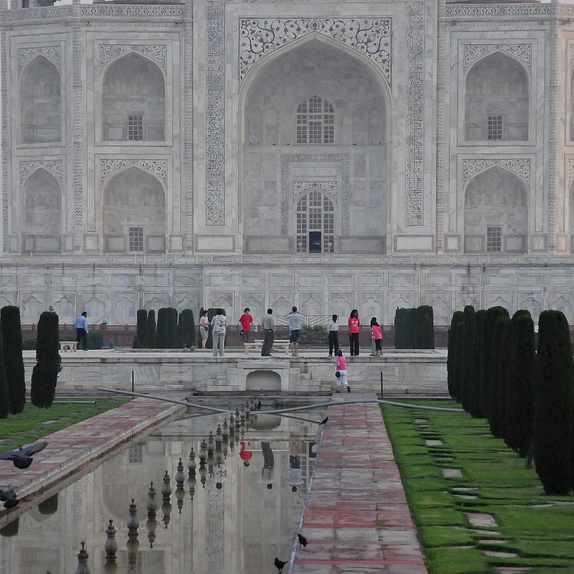 DSC_3692 Eine weit verbreitete Legende besagt, dass ursprünglich noch ein gleiches Bauwerk aus schwarzem Marmor als Mausoleum für Shah Jahan selbst auf der anderen Seite...