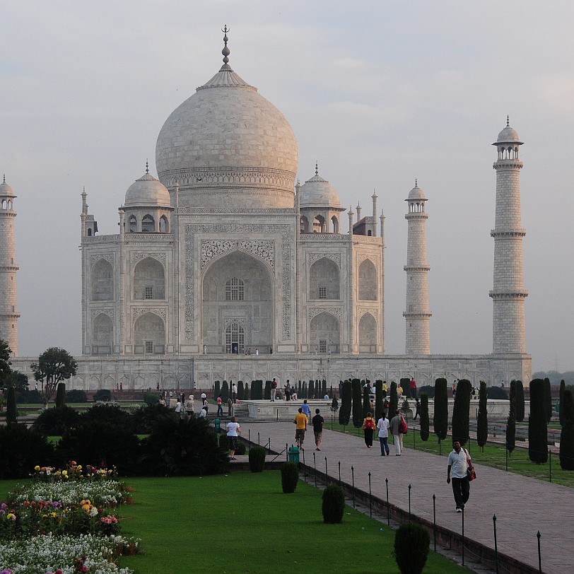 DSC_3706 Der Taj Mahal besteht aus Baumaterialien, die aus ganz Indien und Asien herangeschafft wurden. Über 1.000 Elefanten wurden zum Transport herangezogen, 28...