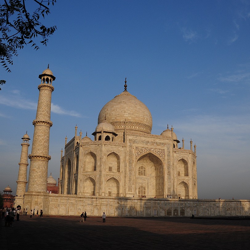DSC_3732 Der Taj Mahal wurde 1983 in die Liste des UNESCO-Weltkulturerbes aufgenommen. Heute gilt der Taj Mahal wegen der perfekten Harmonie seiner Proportionen als...