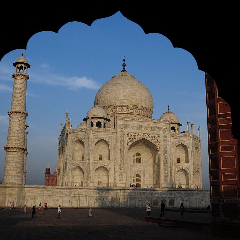 DSC_3733 Abgesehen von seiner Bedeutung als Touristenattraktion ist der Taj Mahal auch beliebtes Besuchsziel frisch vermählter indischer Eheleute, da der Besuch die...