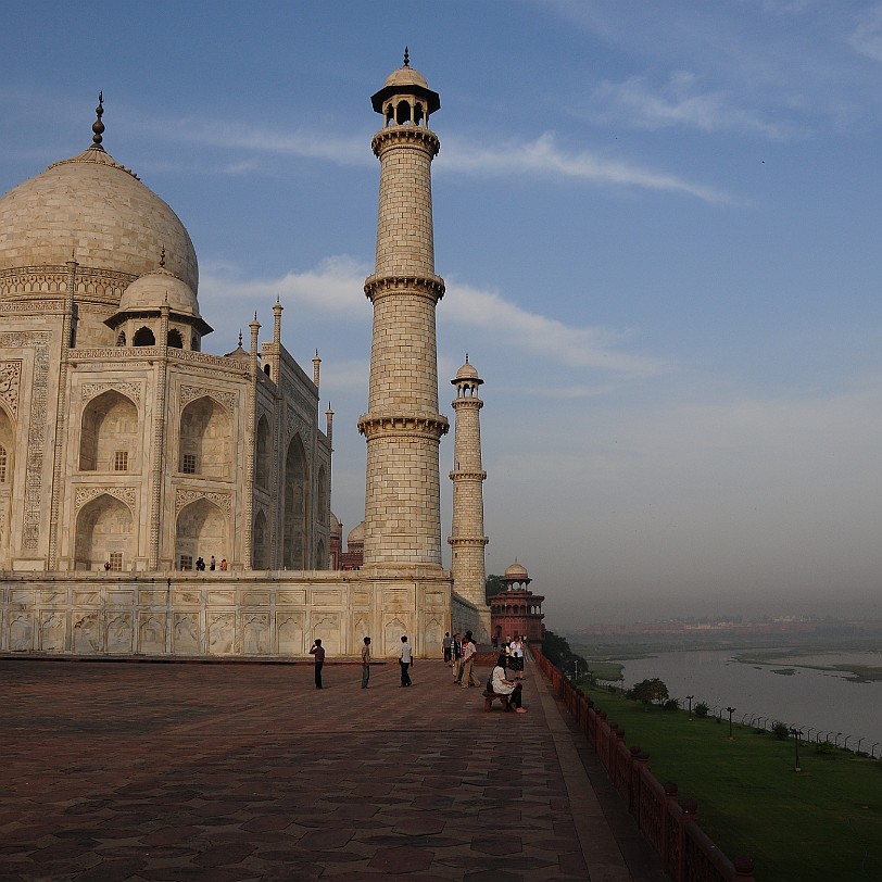 DSC_3747 Agra - Taj Mahal. Kommst Du dem Fluss Yamuna zu nahe, wird er sich in der Nase eindringlich bemerkbar machen. Er stinkt zum Himmel.