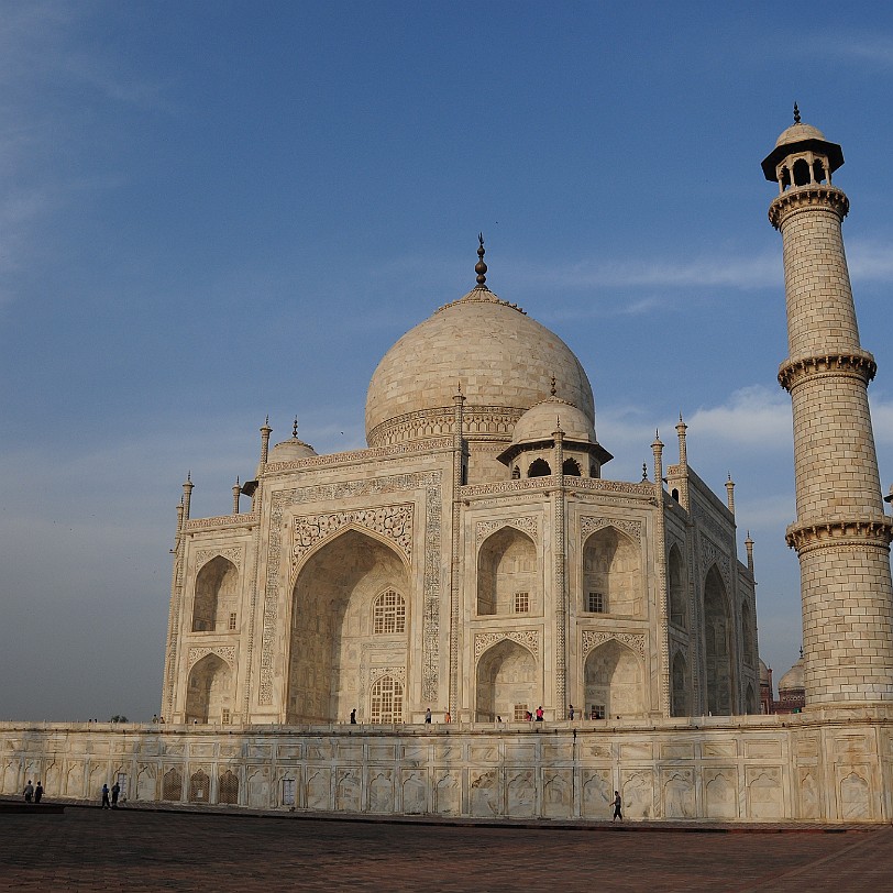 DSC_3748 Das Bauwerk und Teile des Gartens wurden über einige Jahrzehnte lang restauriert. Laut einem Bericht der sto/AP vom 16. Mai 2007 verfärbt sich der Taj Mahal...