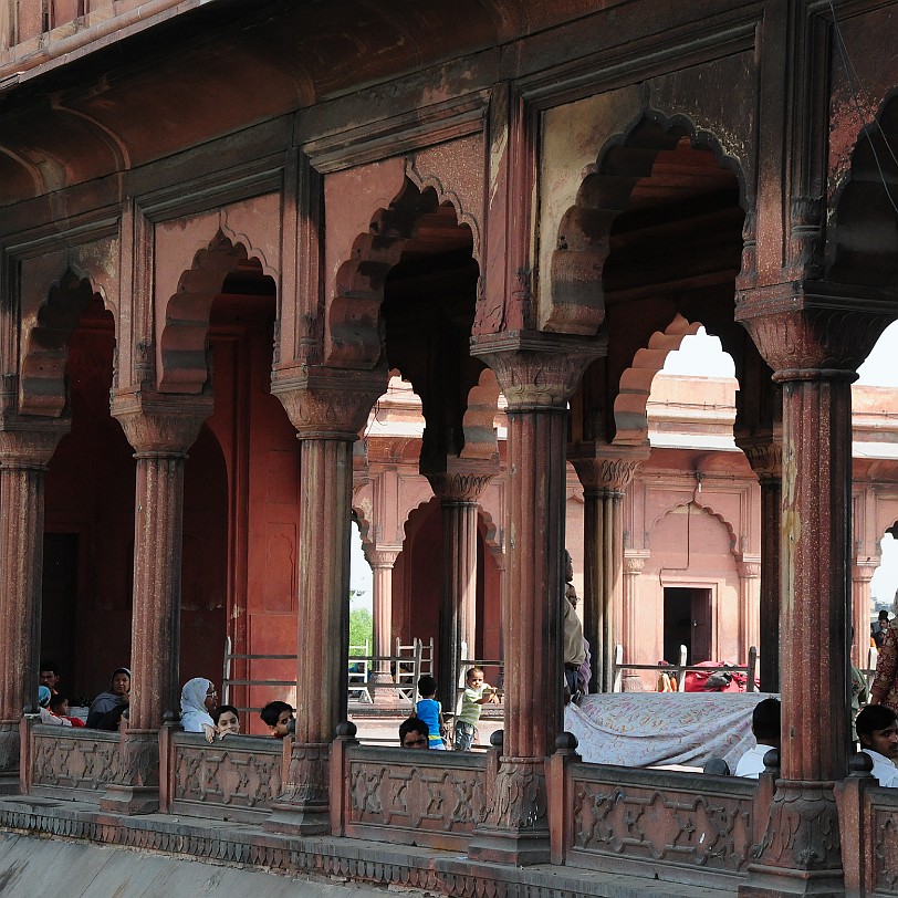 DSC_3899 Delhi-Jama Masjid Moschee: Betreten haben wir die Moschee nicht. Alle Damen mussten sich eine schicke Hausfrauenkutte überziehen.