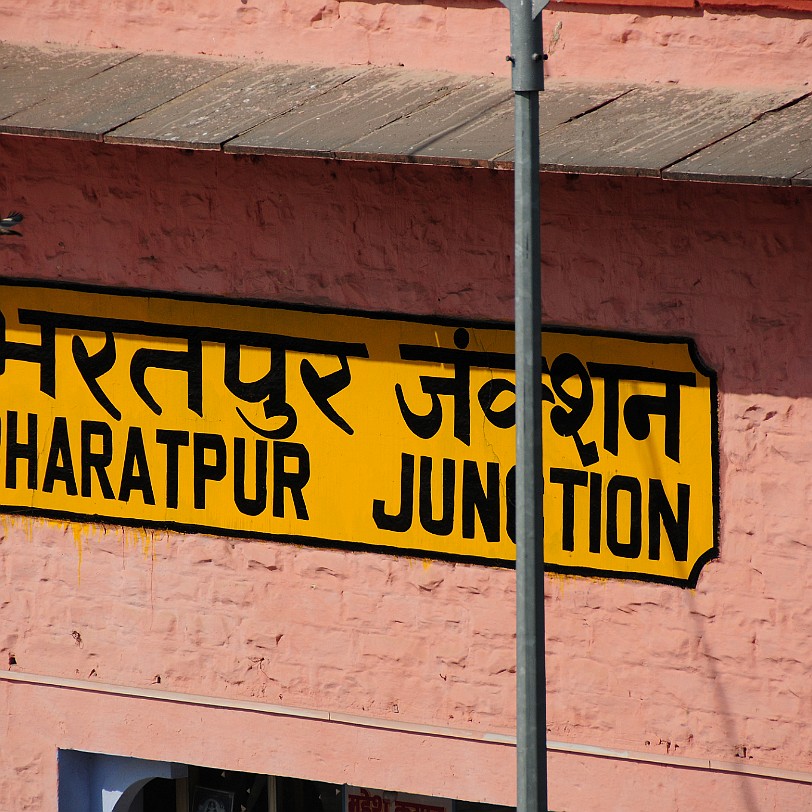 DSC_3635 Von Ranthambore nach Agra: Der Zielbahnhof nach 300 km Zugfahrt. Die Türen werden während der Fahrt übrigens nicht geschlossen. In Indien ist alles etwas...