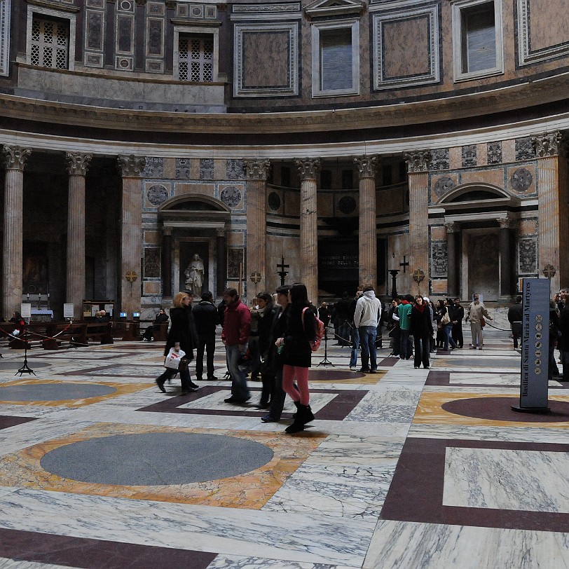 DSC_6921 Das Pantheon in Rom war ein allen (Haupt-)Göttern geweihtes Heiligtum, möglicherweise aber auch eine Kaiseraula, ein Audienz- und Gerichtsraum, als Teil eines...