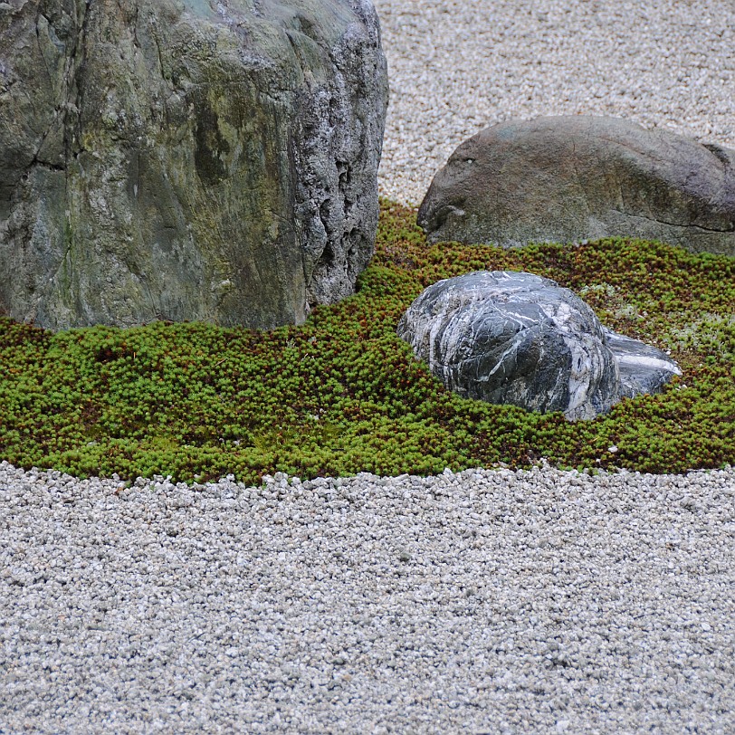 DSC_4114 Der Zen-Garten des Ryoanji-Tempels in Kyoto Der Betrachter eines Gartens kann in verschiedenen Elementen eines Gartens viele Interpretationen sehen. Dabei...