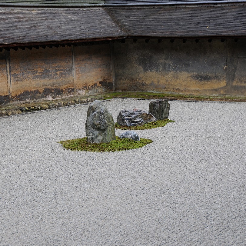 DSC_4129 Der Zen-Garten des Ryoanji-Tempels in Kyoto Wasserlinien Die Wasserlinien, die mit der Harke gezogen werden, können natürliche Strukturen wie Bäche oder andere...