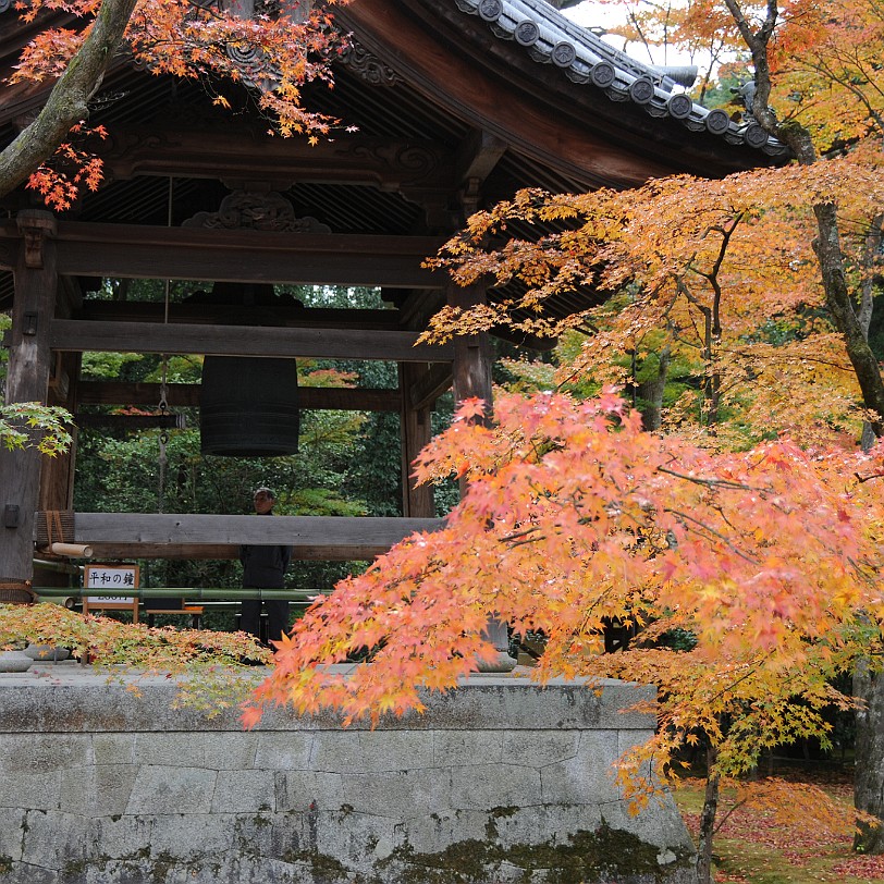 DSC_4185 Kinkaku-ji, Goldener-Pavillon-Tempel, ist ein buddhistischer Tempel im Nordwesten der japanischen Stadt Kyoto in deren Stadtbezirk Kita-ku. Sein eigentlicher...