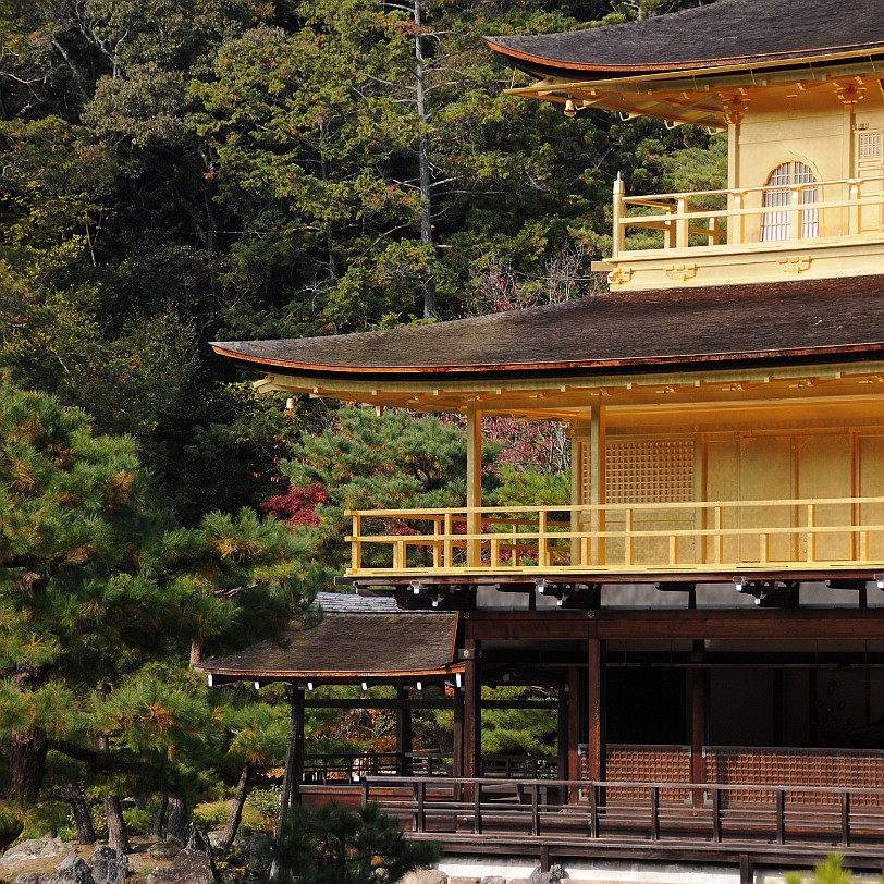 DSC_4221 Kinkaku-ji, Goldener-Pavillon-Tempel, ist ein buddhistischer Tempel im Nordwesten der japanischen Stadt Kyoto in deren Stadtbezirk Kita-ku. Sein eigentlicher...