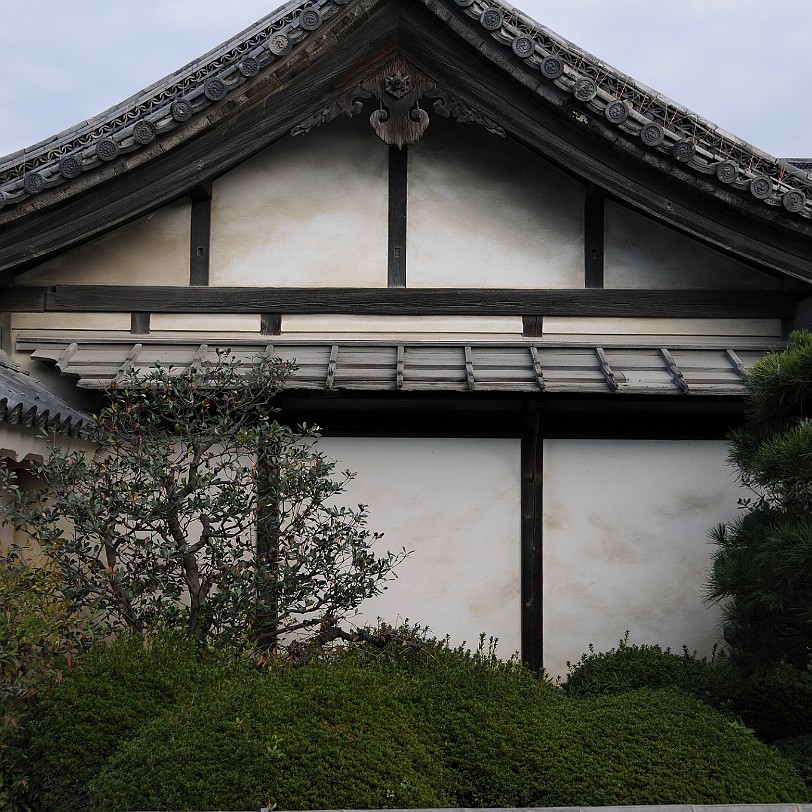 DSC_4306 Nijo-jo ist eine japanische Burganlage und ehemaliger Sitz des Shoguns in Kyoto, der ehemaligen Hauptstadt Japans. Die Burg erhielt den Namen wegen der Straße...