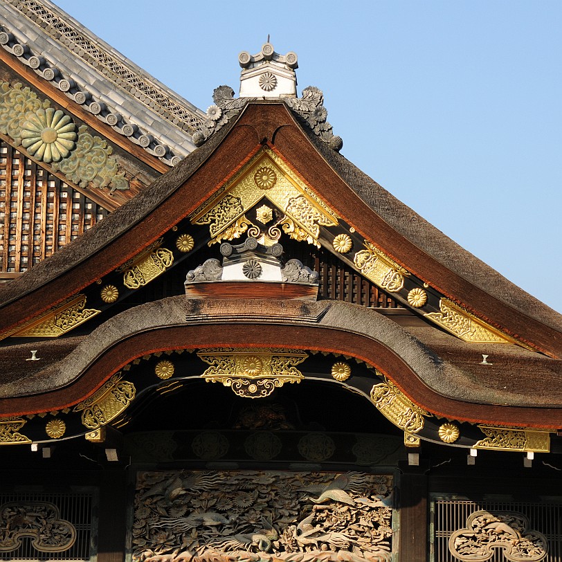 DSC_4323 Nijo-jo ist eine japanische Burganlage und ehemaliger Sitz des Shoguns in Kyoto, der ehemaligen Hauptstadt Japans. Die Burg erhielt den Namen wegen der Straße...