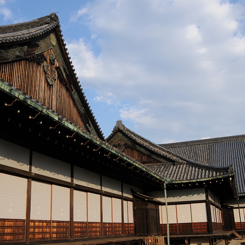 DSC_4346 Nijo-jo ist eine japanische Burganlage und ehemaliger Sitz des Shoguns in Kyoto, der ehemaligen Hauptstadt Japans. Die Burg erhielt den Namen wegen der Straße...