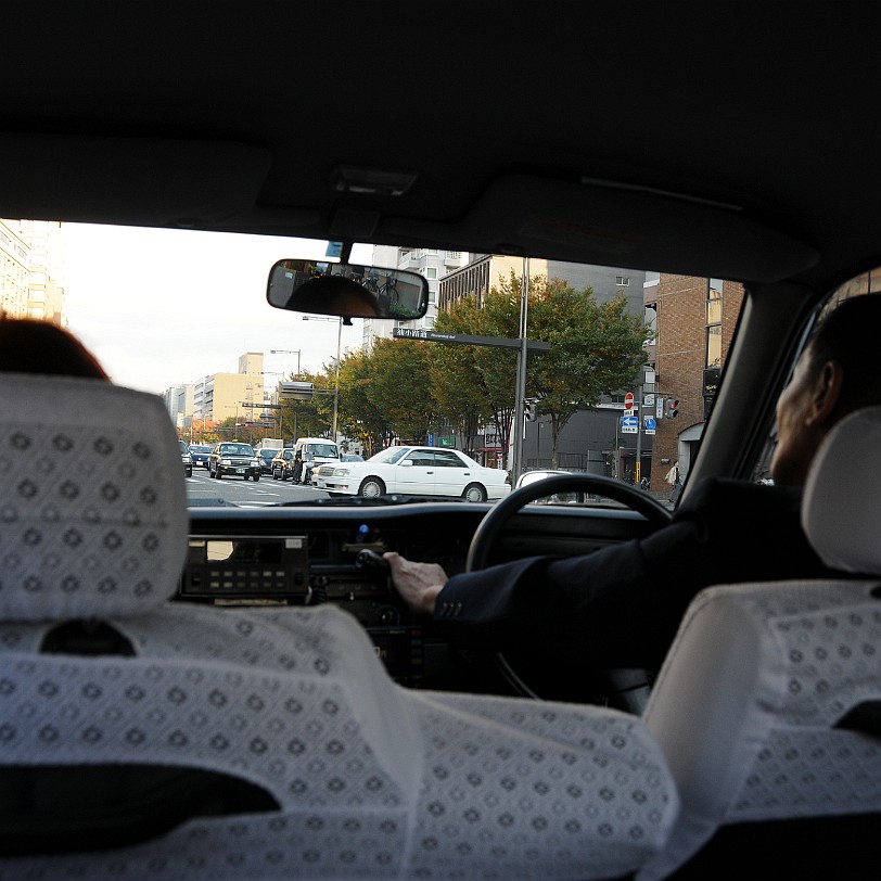 DSC_4355 Auf dem Weg nach Kiyomizu-dera. Die Taxifahrer fahren stets in Uniform, meist mit weißen Handschuhen und schmücken oder schützen die Sitze mit 