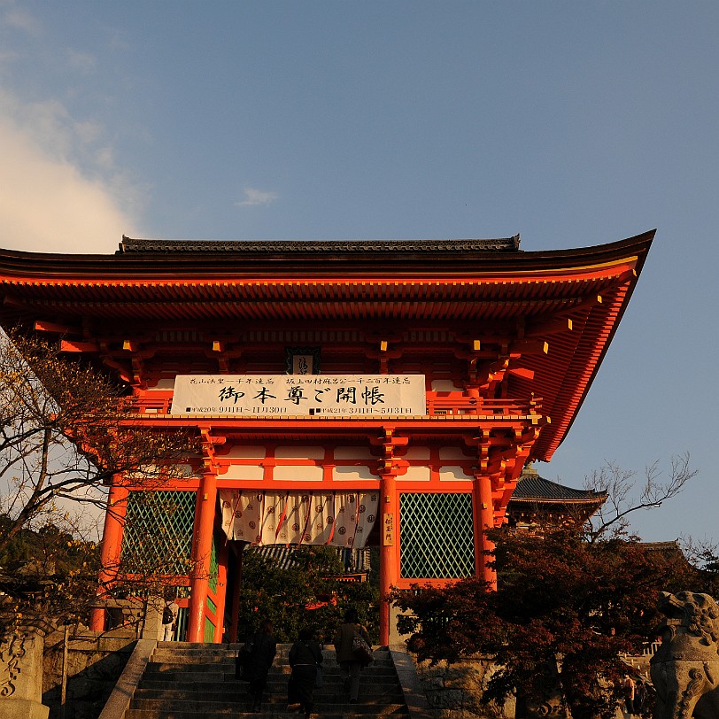 DSC_4381 Kiyomizu-dera bezeichnet mehrere buddhistische Tempel, aber meistens ist damit der Otowasan Kiyomizudera in Ost-Kyoto (Stadtbezirk Higashiyama) gemeint, eine...