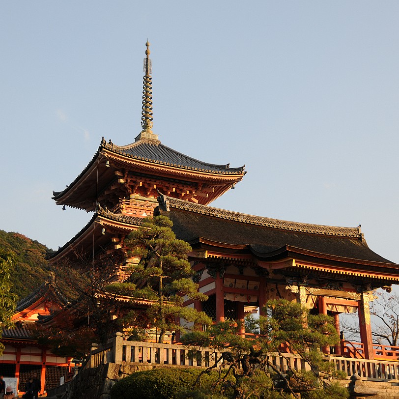 DSC_4383 Kiyomizu-dera bezeichnet mehrere buddhistische Tempel, aber meistens ist damit der Otowasan Kiyomizudera in Ost-Kyoto (Stadtbezirk Higashiyama) gemeint, eine...