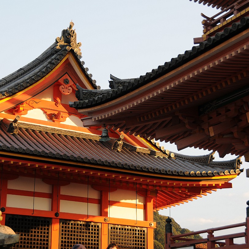 DSC_4385 Der Tempelkomplex beherbergt außerdem mehrere Shinto-Schreine, insbesondere Jishu-jinja, der dem Okuninushino-Mikoto gewidmet ist, einem Gott der Liebe. Auf...