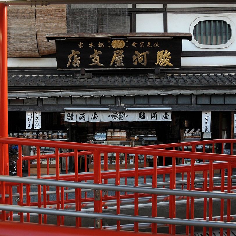 DSC_4523 Auf dem Weg zum Fushimi Inari-Taisha, ein Shinto-Schrein im Stadtbezirk Fushimi der Stadt Kyoto.