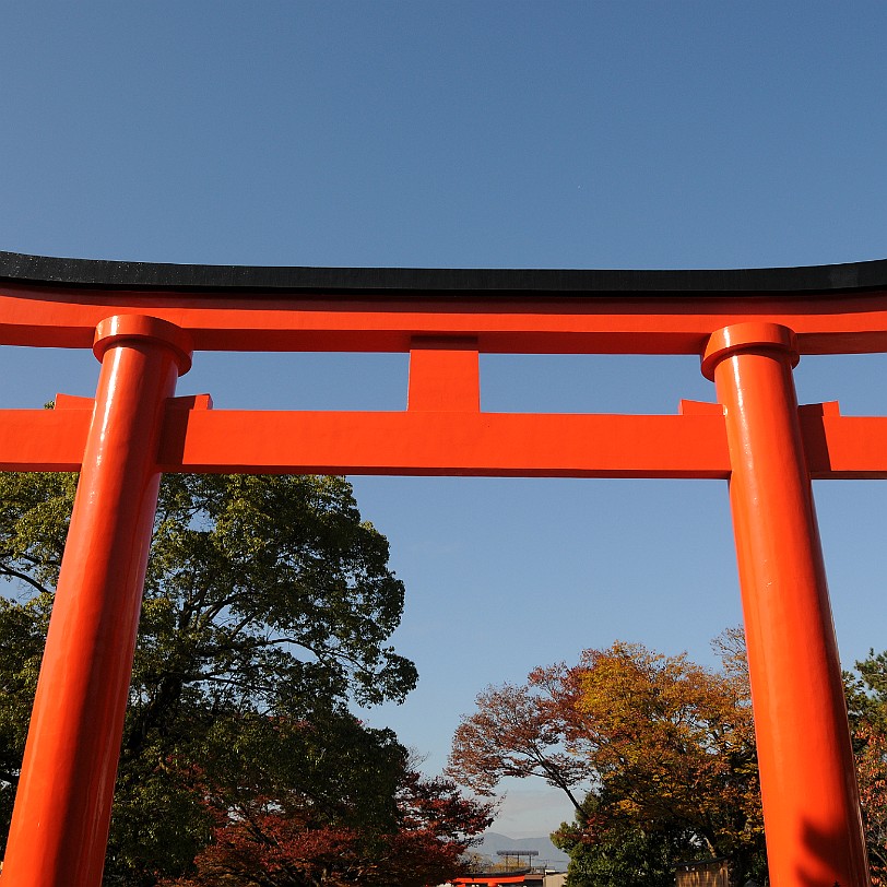 DSC_4546 Der Fushimi Inari-Taisha, Eingangs-Torii Inari ist im japanischen Shinto der Gott bzw. die Göttin (Kami) der Fruchtbarkeit, des Reis und der Füchse. Inaris...