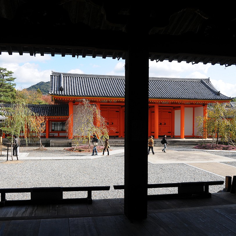 DSC_4680 Der Sanjusangen-do ist ein buddhistischer Tempel im bahnhofsnahen Stadtbezirk Higashiyama von Kyoto. Offiziell heißt er Rengeo-in-hon-do. Der populäre Name...