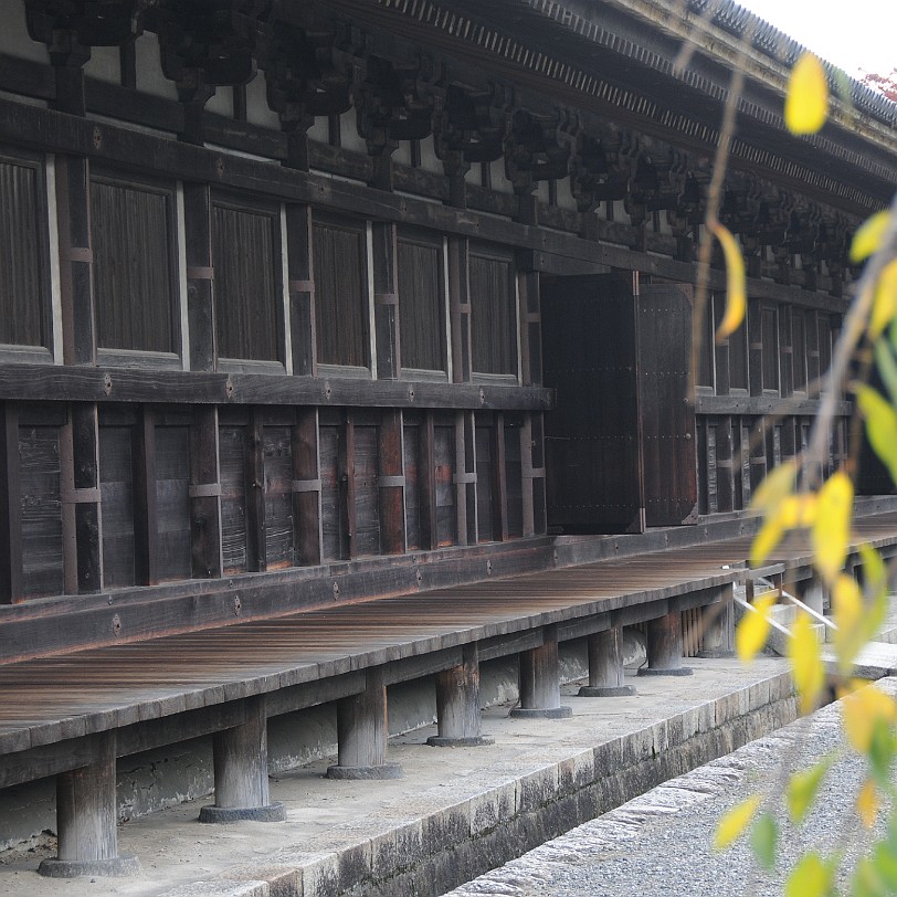 DSC_4683 Der Sanjusangen-do ist ein buddhistischer Tempel im bahnhofsnahen Stadtbezirk Higashiyama von Kyoto. Offiziell heißt er Rengeo-in-hon-do. Der populäre Name...