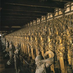 DSC_4683a Im Tempel wird hauptsächlich Bodhisattva Sahasrabhuja-arya-avalokitesvara oder die Tausendarmige Kannon verehrt. Ihre Statue wurde in der Kamakura-Zeit von...