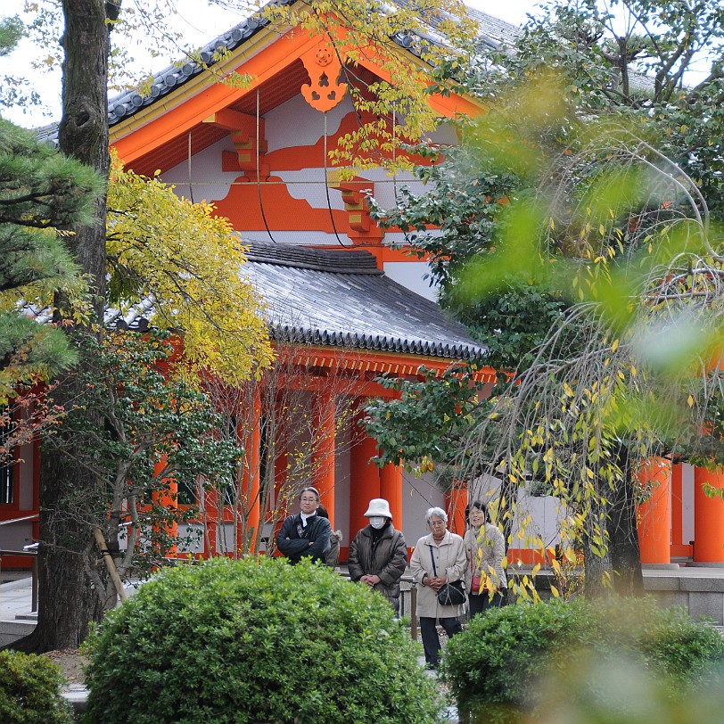 DSC_4693 Der Sanjusangen-do ist ein buddhistischer Tempel im bahnhofsnahen Stadtbezirk Higashiyama von Kyoto. Offiziell heißt er Rengeo-in-hon-do. Der populäre Name...