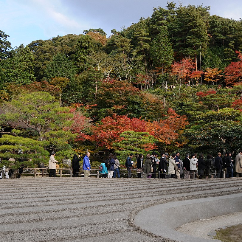 DSC_4803 Zwei Gebäude der ursprünglichen Anlage, der Kannon-den und der Togu-do, sind aus dem 15. Jh. erhalten. Der Garten stammt aus der Edo-Zeit. Die Gebäude waren bei...