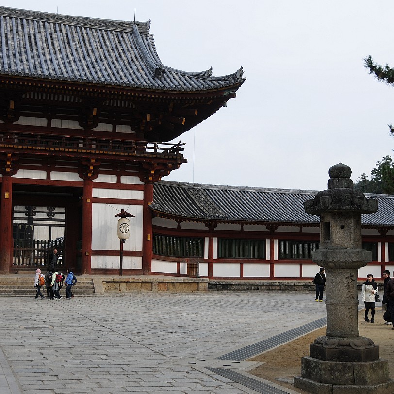 DSC_4961 Der Todai-ji, wörtlich: östlicher großer Tempel, ist ein buddhistischer Tempel in der Stadt Nara. Er beherbergt die größte buddhistische Bronzestatue und ist...