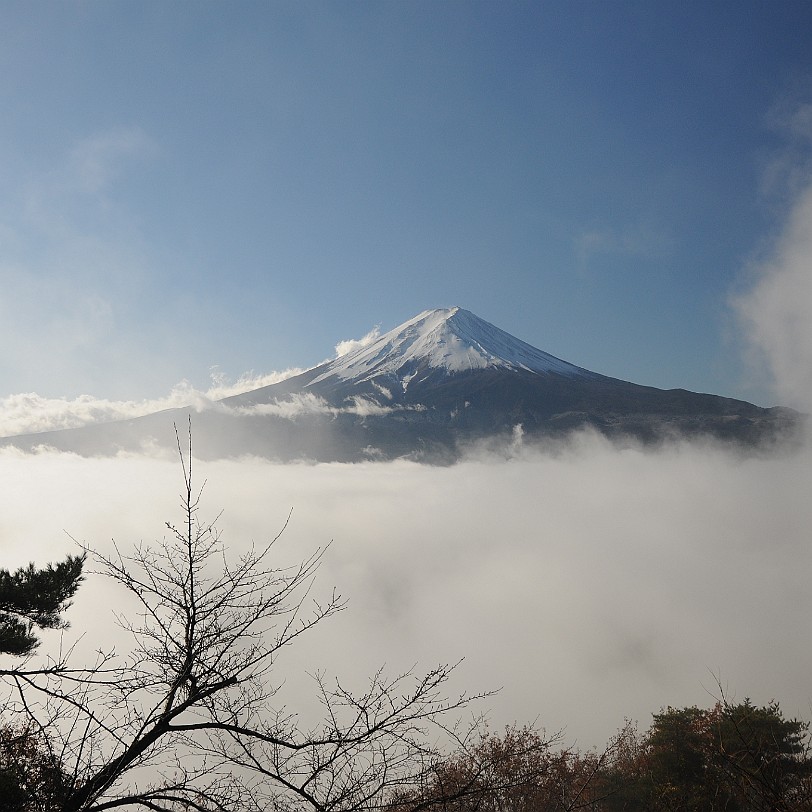 DSC_5426 Der Fuji (Fujisan) ist ein Vulkan und mit 3776 m Höhe über dem Meeresspiegel der höchste Berg Japans. Er liegt auf der japanischen Hauptinsel Honshu an der...
