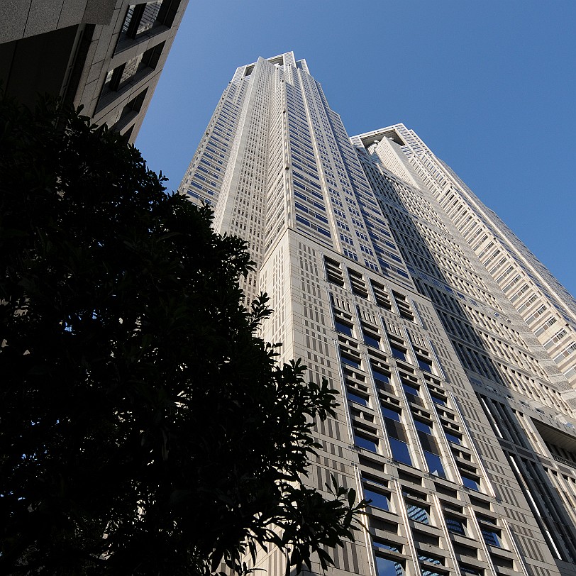 DSC_5855 Das Tokyo Metropolitan Government Building (Tokyo-to Chosha; kurz Tocho) ist ein 1991 fertiggestellter Gebäudekomplex in Shinjuku, in dem die Verwaltung der...