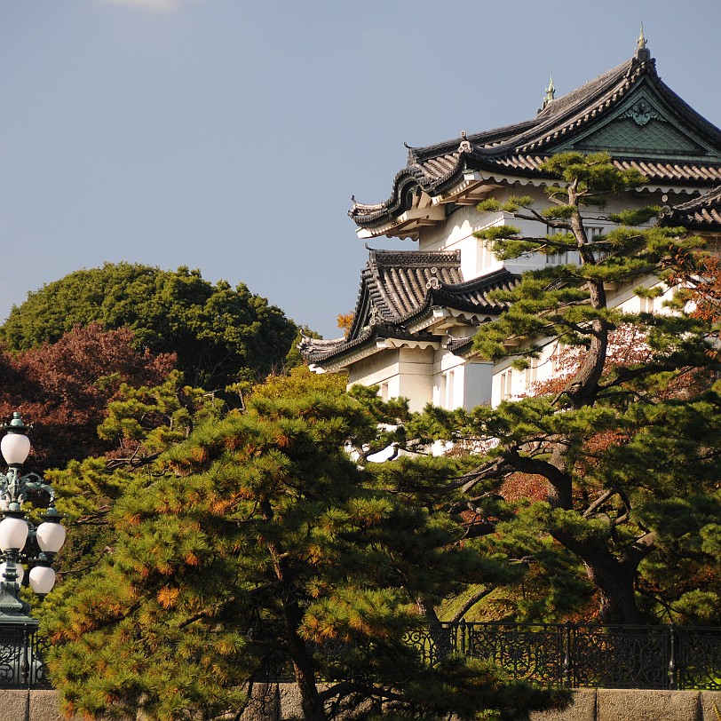 DSC_5957 Die Kokyo (dt. Kaiserliche Residenz), auch Kaiserpalast von Tokio, ist die Residenz des Tenno, des japanischen Kaisers. Die kaiserliche Residenz liegt im...