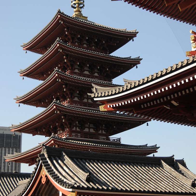 DSC_6071 Der Senso-ji wird jedes Jahr von einer großen Zahl von Touristen aus dem In- und Ausland besucht. In der Umgebung befinden sich viele traditionelle Geschäfte...